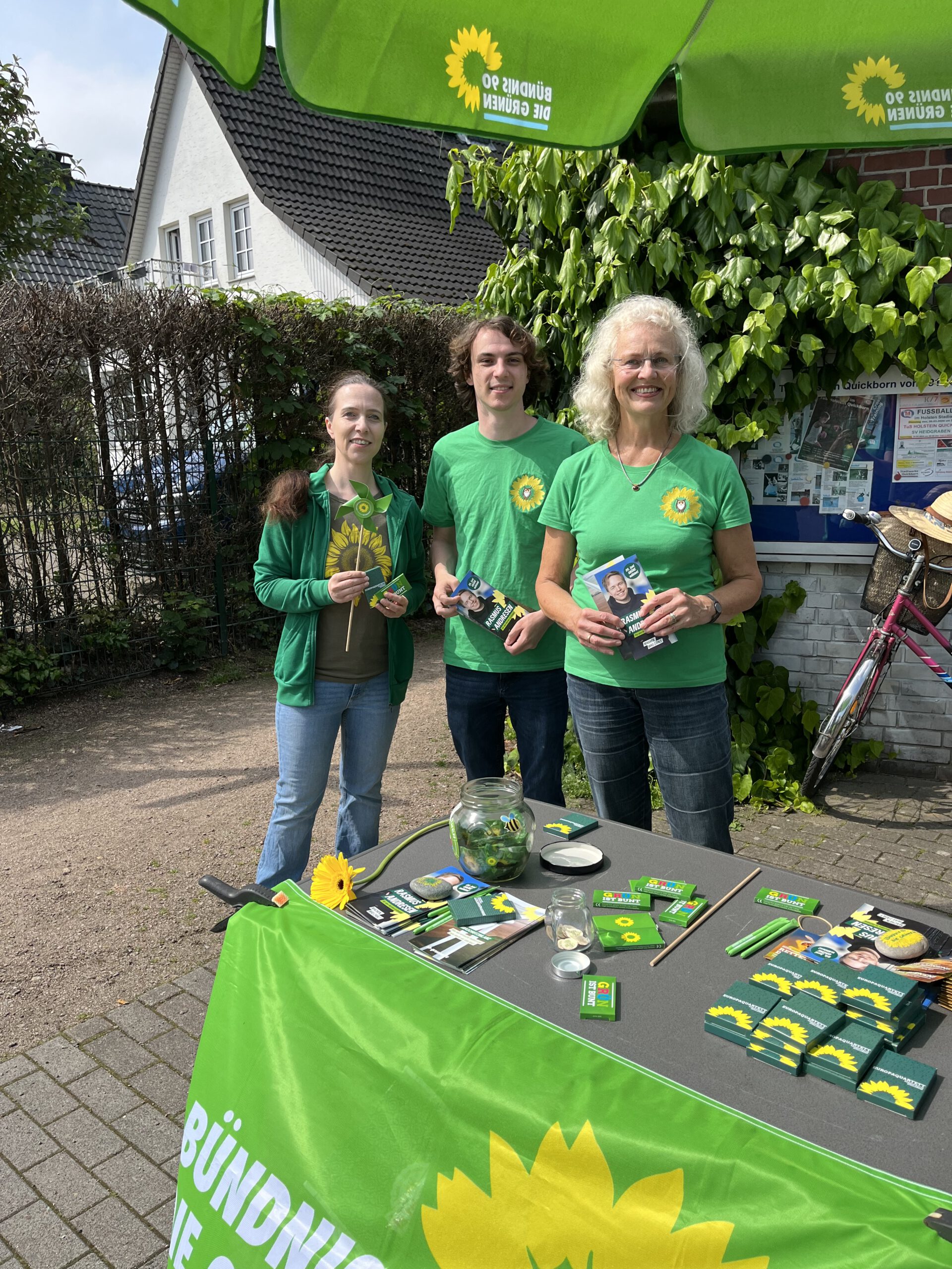 EU Wahlkampf 2024 in Quickborn, zu sehen sind Martina, Luca und Sabine.