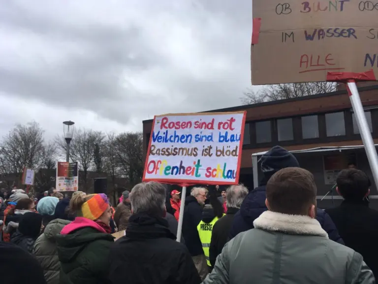 Etwa 1.000 Menschen demonstrieren in Quickborn für Demokratie und Vielfalt!